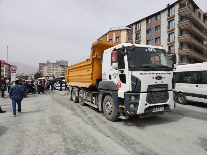 Geri manevra yapan kamyonun altında kalan kadın yaşamını yitirdi
