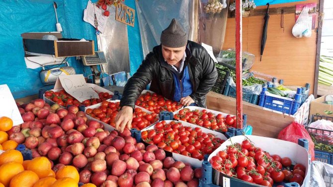 Domates ve portakalı çalınan manav hırsıza seslendi: "Ramazan günü ayıp, isteseydin verirdik"