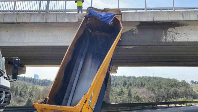 Dorsesi açık şekilde ilerleyen kamyon viyadüğe çarptı