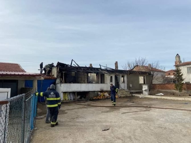 Etkili rüzgar yangına neden oldu