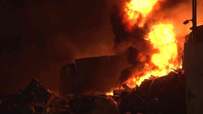 Geri dönüşüm deposunda yangın çıktı