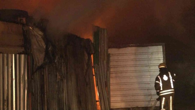 Geri dönüşüm deposunda yangın çıktı