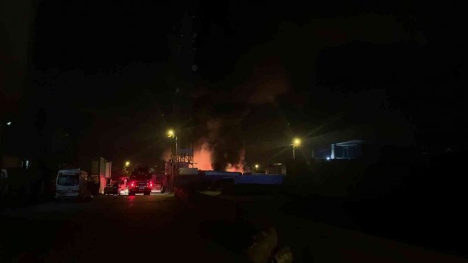 Geri dönüşüm deposunda yangın çıktı