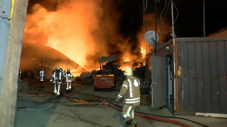 Geri dönüşüm tesisi alevlere teslim oldu