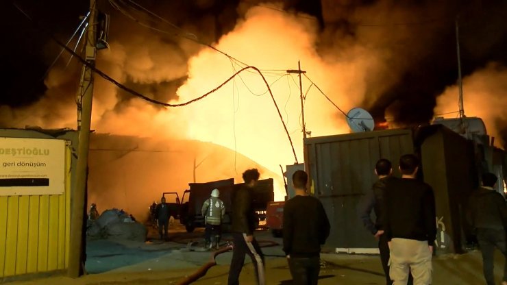 Geri dönüşüm tesisi alevlere teslim oldu