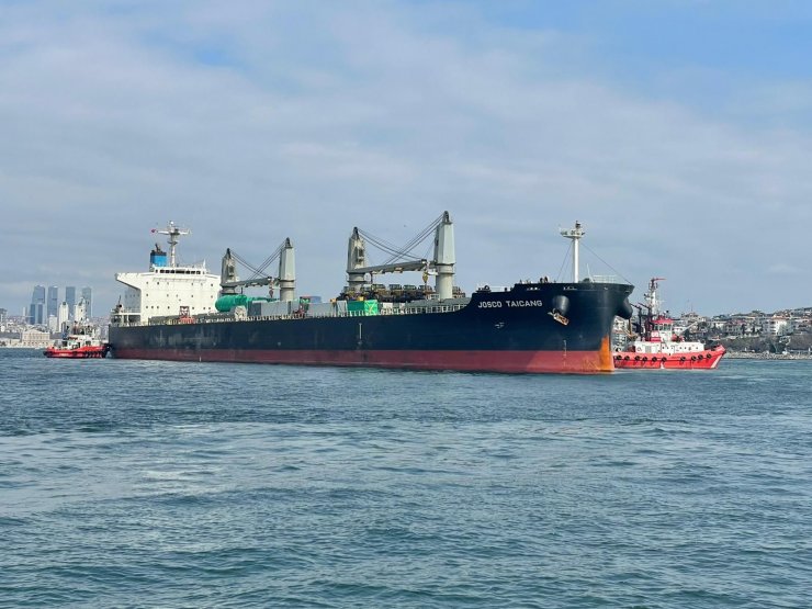 Haydarpaşa da gemi karaya oturdu