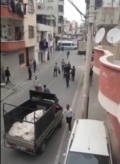 İki grup arasındaki demir çubuklu kavga kamerada