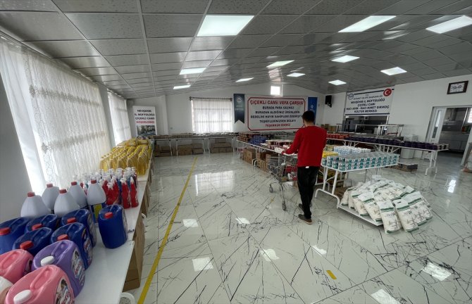 Camide oluşturulan "Vefa Çarşısı" yardımlaşma köprüsü oldu