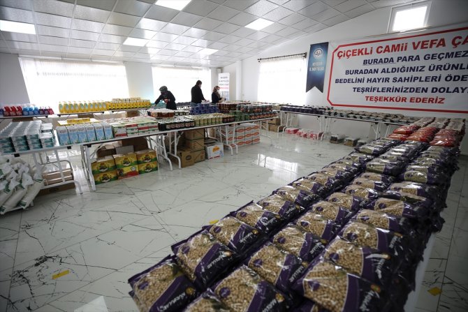 Camide oluşturulan "Vefa Çarşısı" yardımlaşma köprüsü oldu