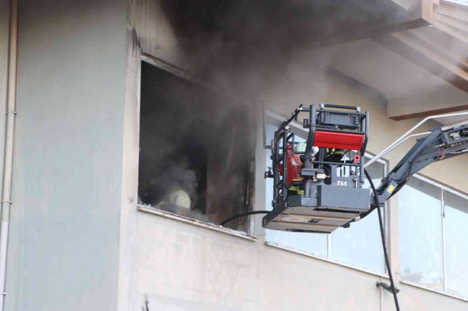 İnşaat malzemeleri deposunda yangın