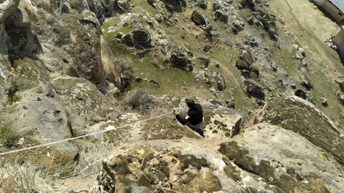 Kayalıklarda mahsur kalan keçi kurtarıldı