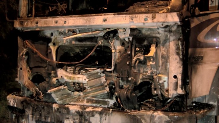 Kundaklanan 2 vidanjör alev alev yandı