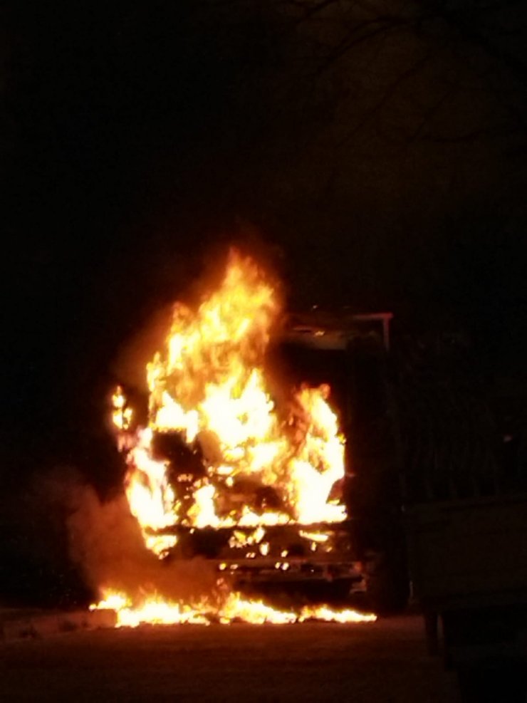 Kundaklanan 2 vidanjör alev alev yandı