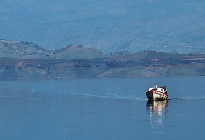 Menzelet Barajı balıkçıların ekmek teknesi