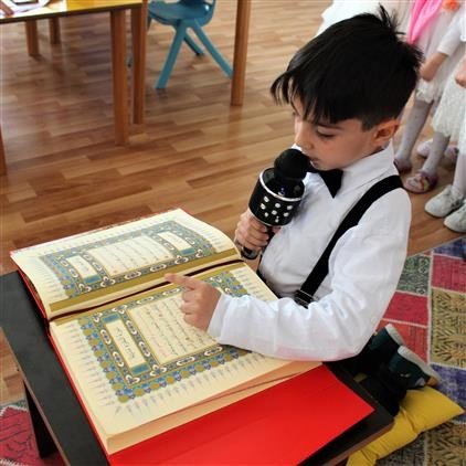 Minik öğrenciler Kur’an-ı Kerim’e geçmenin mutluluğunu yaşadı