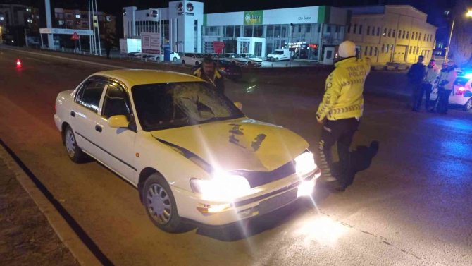 Otomobil çarpan genç ağır yaralandı