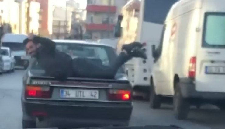 Otomobilin bagaj kapağında tehlikeli yolculuk kamerada