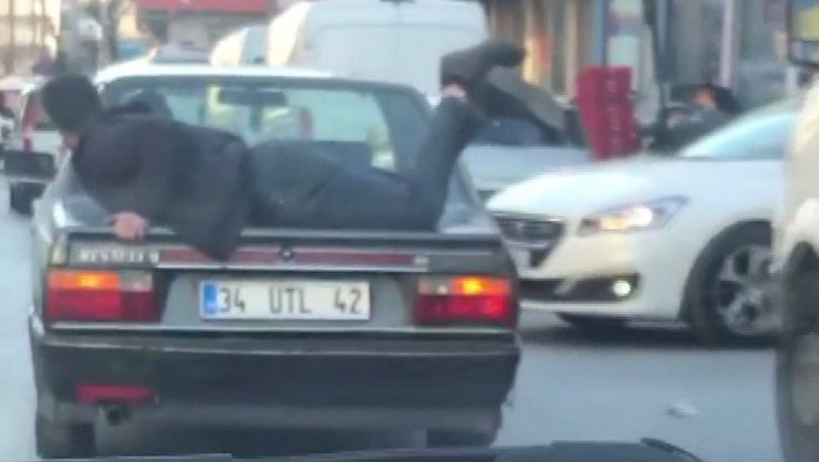 Otomobilin bagaj kapağında tehlikeli yolculuk kamerada