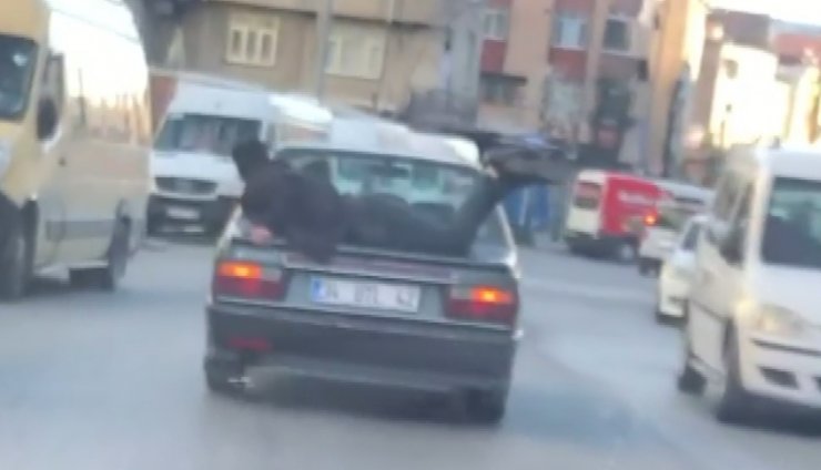 Otomobilin bagaj kapağında tehlikeli yolculuk kamerada