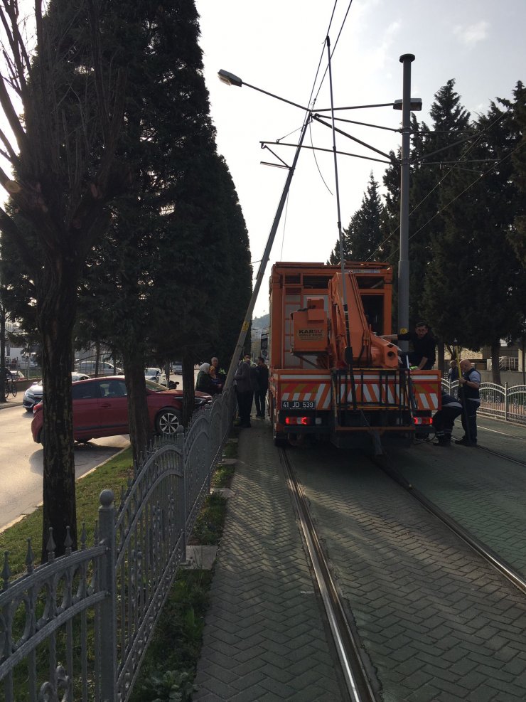 Otomobil tramvay hattındaki elektrik direğine çarptı, seferler aksadı