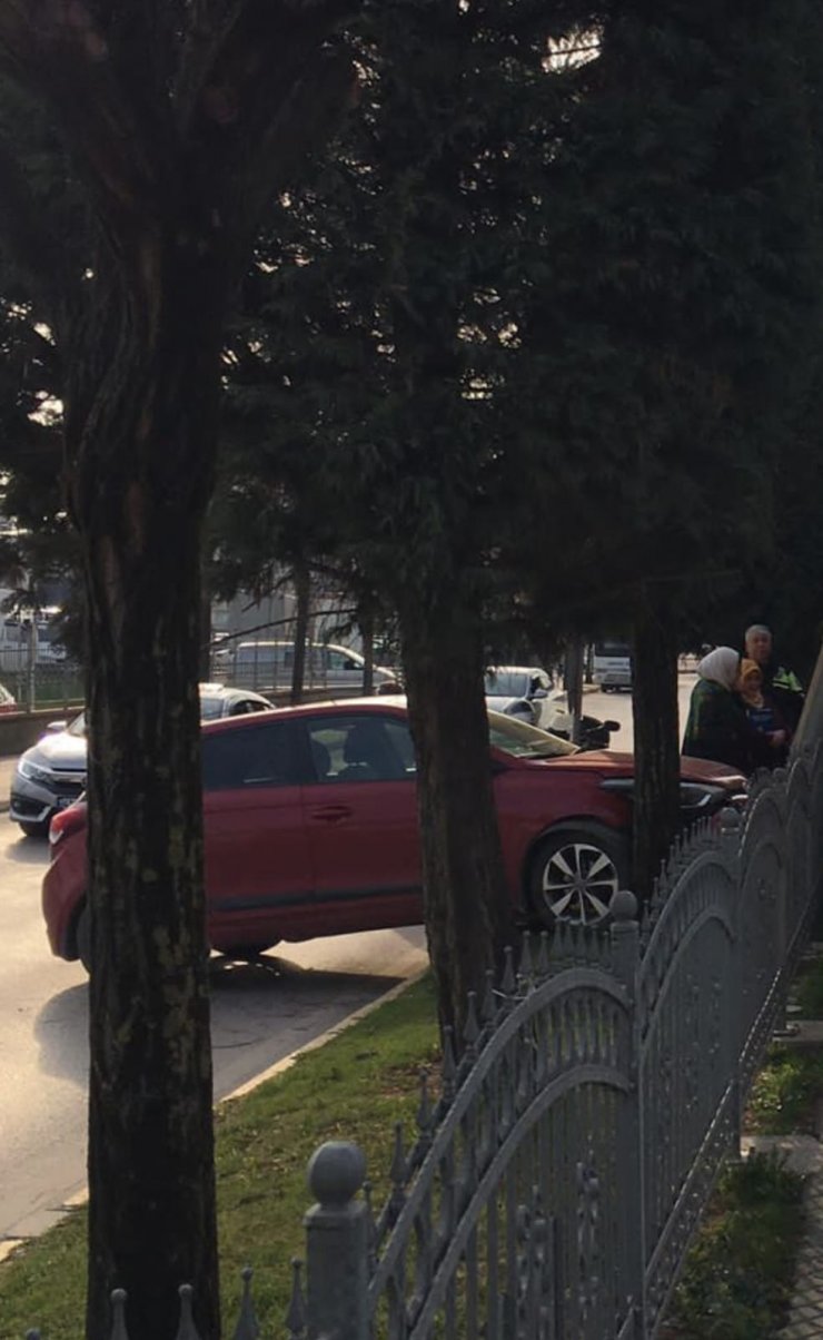 Otomobil tramvay hattındaki elektrik direğine çarptı, seferler aksadı