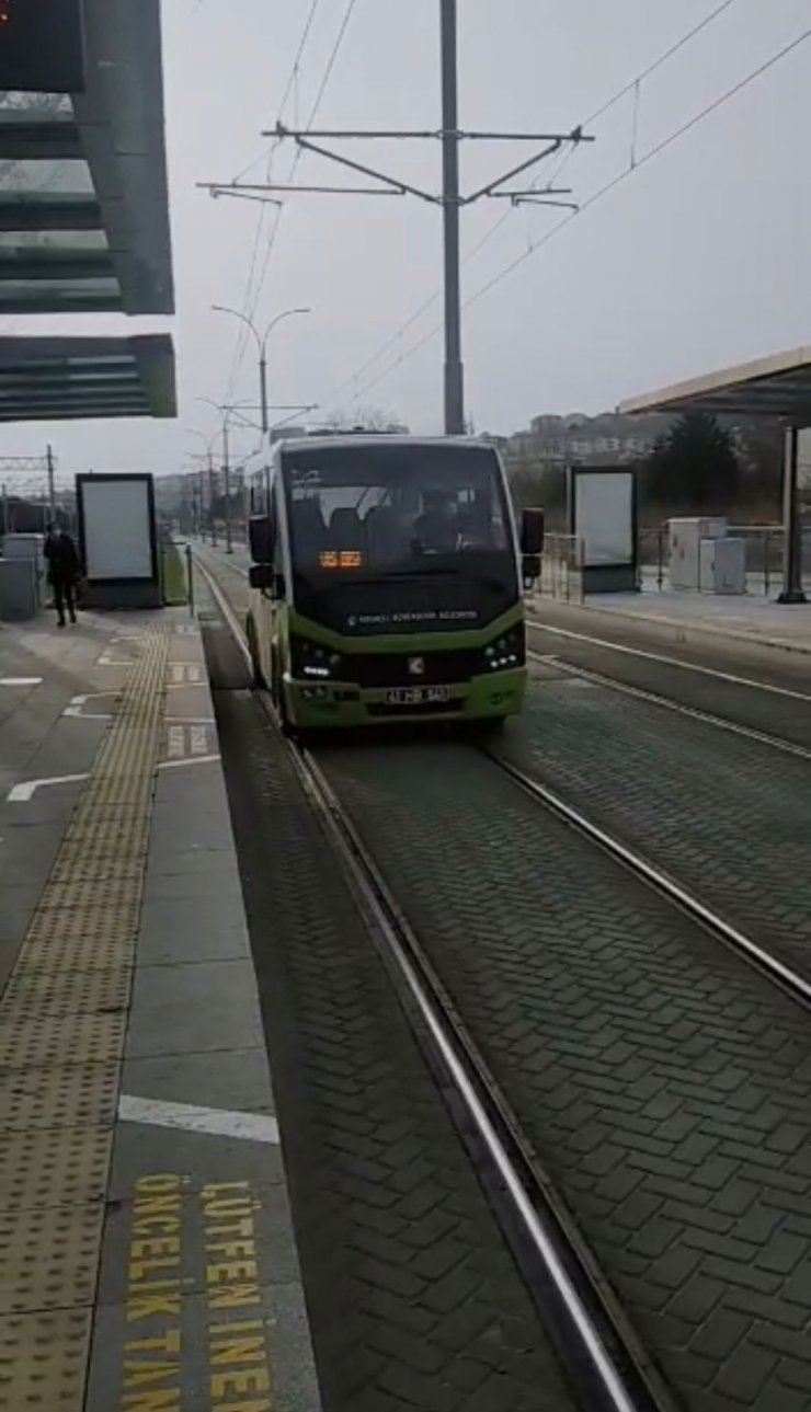 Otomobil tramvay hattındaki elektrik direğine çarptı, seferler aksadı