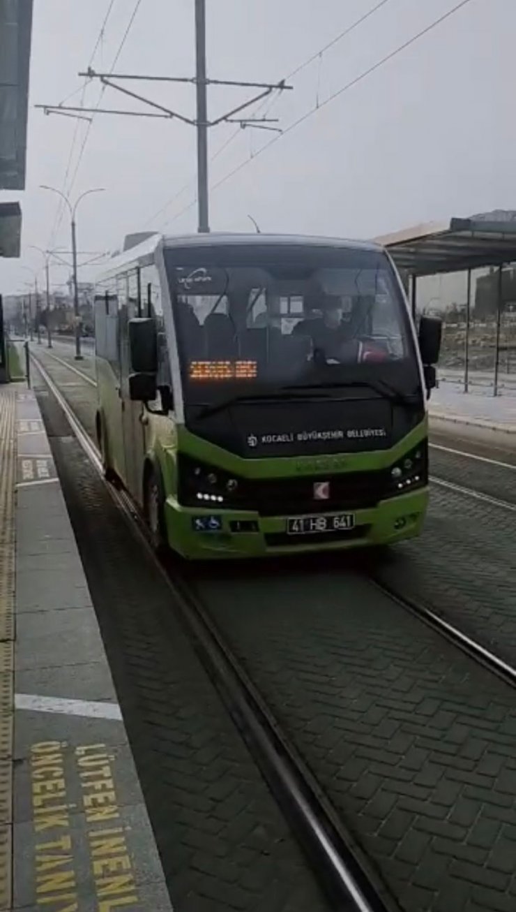 Otomobil tramvay hattındaki elektrik direğine çarptı, seferler aksadı