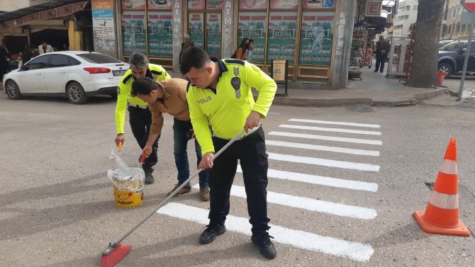 Trafik polisleri kendi yaya çizgilerini kendileri çizdiler