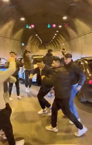 Tüneli kapatarak yüksek sesli müzik dinleyenlere ceza