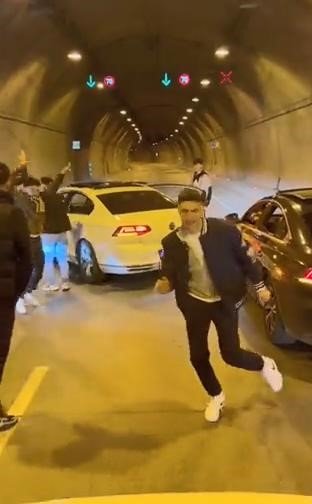 Tüneli kapatarak yüksek sesli müzik dinleyenlere ceza