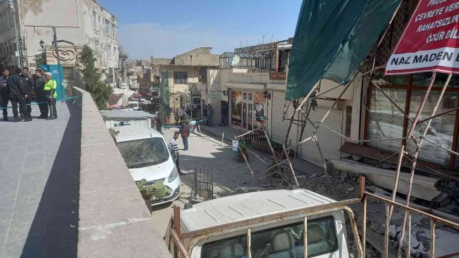 Yıkımı yapılan betonarme binanın iskelesi çöktü