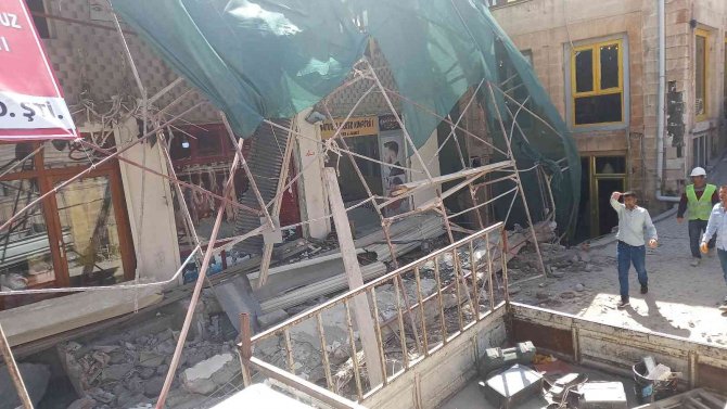 Yıkımı yapılan betonarme binanın iskelesi çöktü