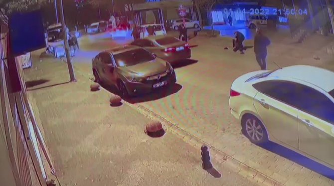 Yolun karşısına geçen yayaya otomobilin çarptığı feci kaza kamerada