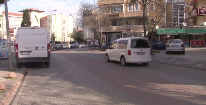 Yolun karşısına geçen yayaya otomobilin çarptığı feci kaza kamerada