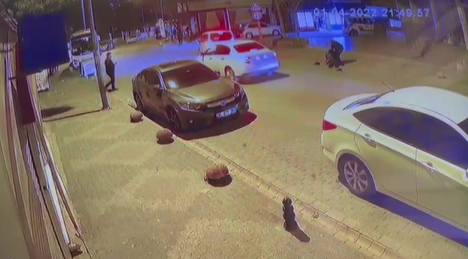 Yolun karşısına geçen yayaya otomobilin çarptığı feci kaza kamerada