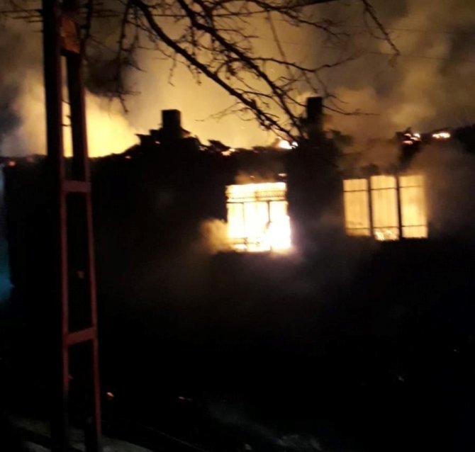 Alevlerin arasından çıkamayan yaşlı kadın hayatını kaybetti