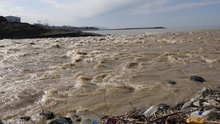 Ani kar erimeleri derelerde taşkın riskini artırdı