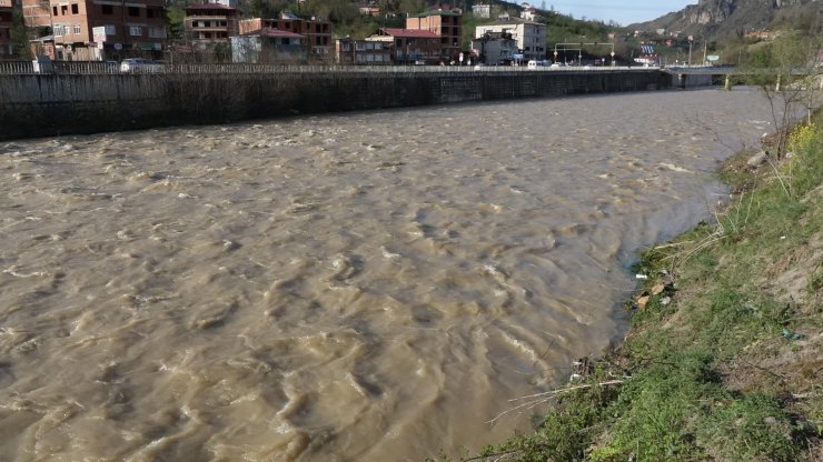 Ani kar erimeleri derelerde taşkın riskini artırdı