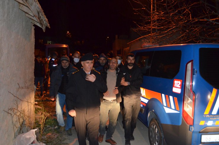 Annesi ve ağabeyi öldürüp, mezarlıkta intihar etti