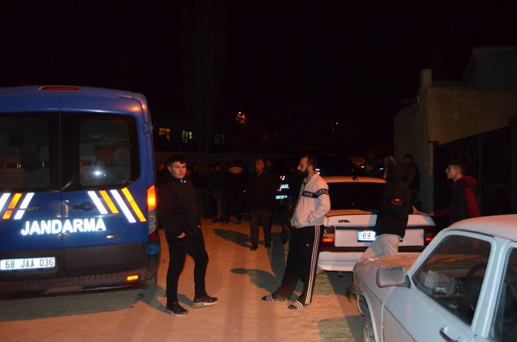 Annesi ve ağabeyi öldürüp, mezarlıkta intihar etti