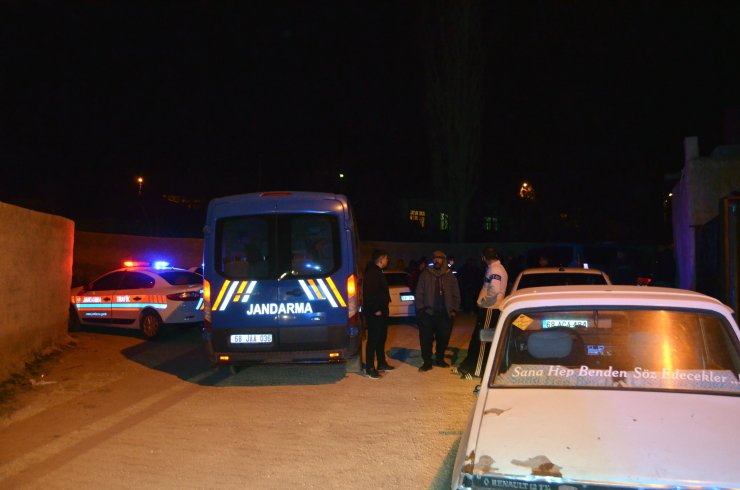 Annesi ve ağabeyi öldürüp, mezarlıkta intihar etti