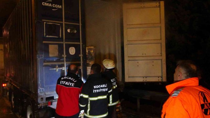 Balatadan çıkan alev önce tırın lastiklerini sonra konteyneri yaktı