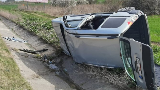 Bariyerlere çarpıp şarampole yuvarlandı