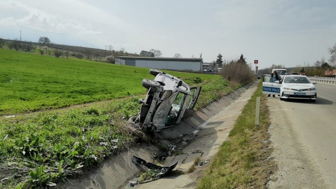 Bariyerlere çarpıp şarampole yuvarlandı