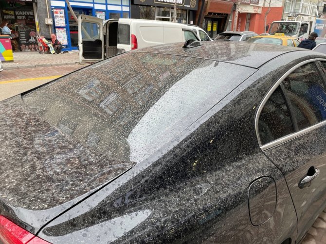 Toz taşınması nedeniyle yağmurla birlikte çamur yağdı