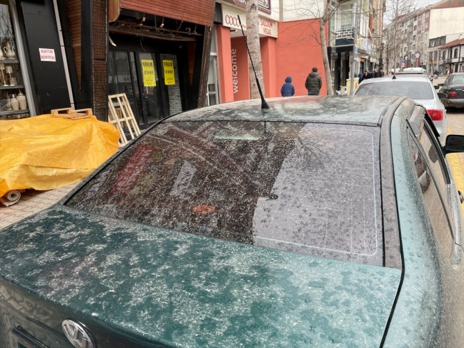 Toz taşınması nedeniyle yağmurla birlikte çamur yağdı