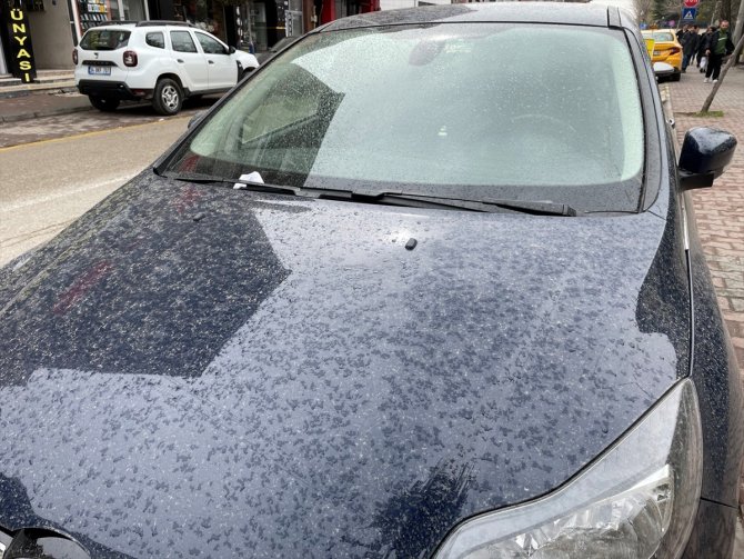 Toz taşınması nedeniyle yağmurla birlikte çamur yağdı