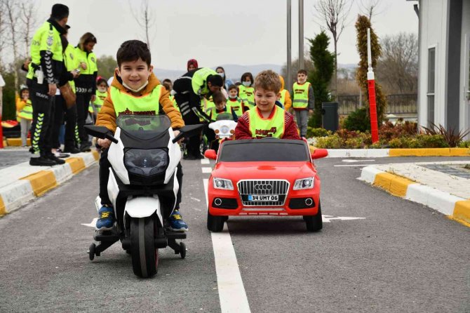 Çocuklara uygulamalı trafik eğitimi verildi