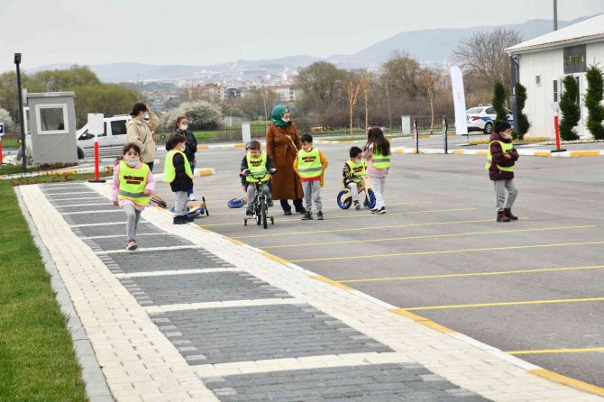 Çocuklara uygulamalı trafik eğitimi verildi
