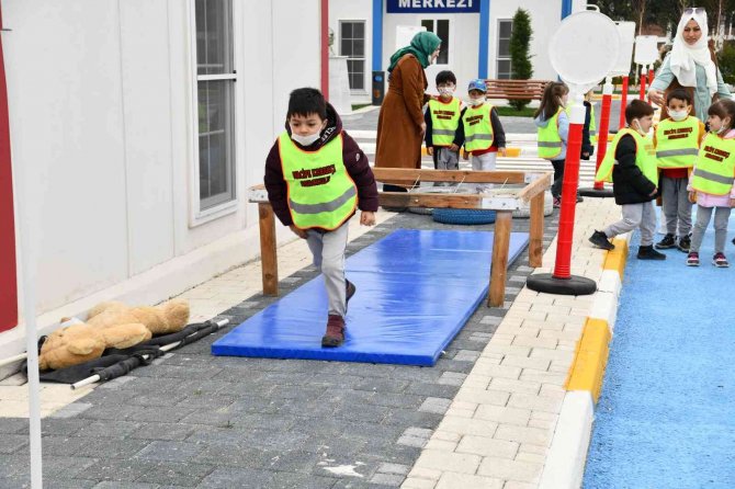 Çocuklara uygulamalı trafik eğitimi verildi